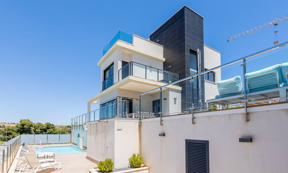 Dehesa de Campoamor Ski Chalet | Villa with private swimming pool close to the sea