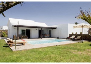 Villa Janubio - A beautiful 4 bedroom Villa - A Short Walk To Puerto Del Carmen