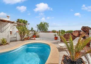 Villa with pool overlooking the Atlantic Ocean and Parque Holandes
