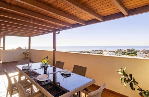 Benagalbon Apartment | Ático con vistas al mar, piscina y parking