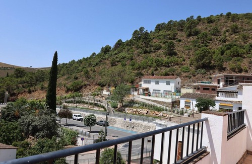 Benahavis Apartment | 2-Bed Apartment in Benahavís with Mountain Views, Wi-Fi and Air Conditioning