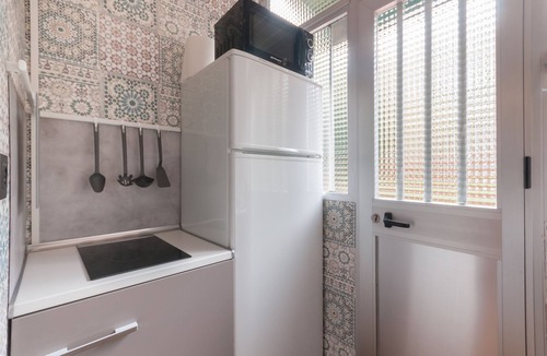 Moscardo Apartment | 21 Gumers Wifi Metro A/C free street parking for families friends & couples