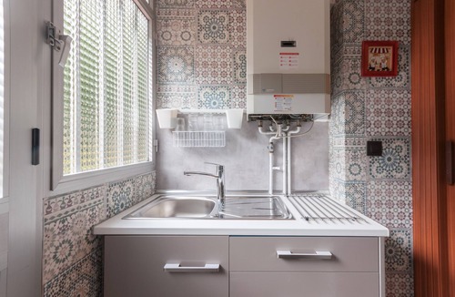 Moscardo Apartment | 21 Gumers Wifi Metro A/C free street parking for families friends & couples
