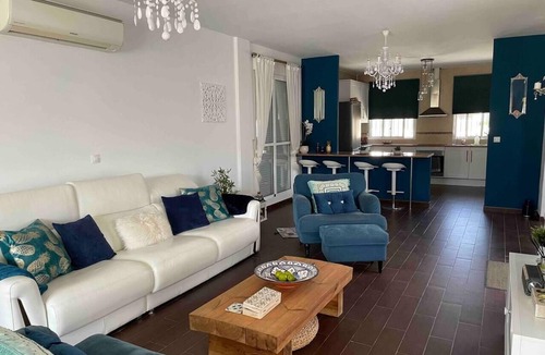 Arboleas Villa | 3 Bed Villa - LUXURY VILLA Sleeps 6 - Pets - Parking - Wifi