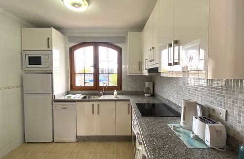 Los Pocillos Villa | 3 bedroom Villa Solaris great central location, H Pool, HOT TUB and Wifi