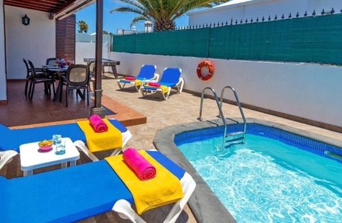 Los Pocillos Villa | 3 bedroom Villa Solaris great central location, H Pool, HOT TUB and Wifi
