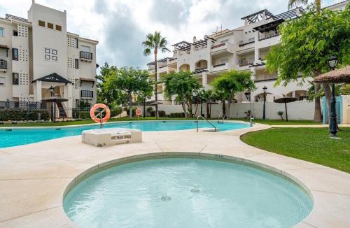 San Luis de Sabinillas Apartment | 40 Comfortable apartment next to Puerto De La Duquesa