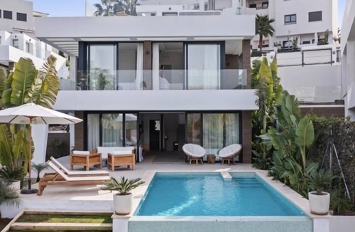 New Golden Mile Villa | 6 BDRM Golfside Luxury Villa w/Pool Jaccuzi