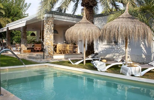Elche House | A lovely, newly renovated house set in a beautiful garden with palm trees, featuring a private pool