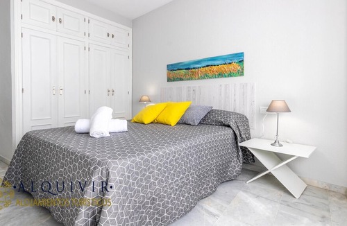 Distrito Centro Apartment | ALQUIVIR ALFAROS 1 BEDROOM + PARKING