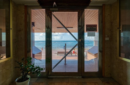 Las Palmas de Gran Canaria House | Apartment in Las Palmas by Playa de Las Canteras