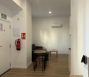 Los Tilos Apartment | Apartamento Justo al lado de la Estación de Tren y Bus María Zambrano