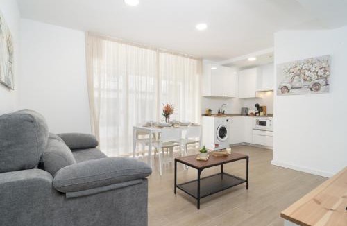 Carretera de Cadiz Apartment | Apartamento moderno cerca de la playa!