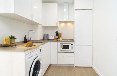 Carretera de Cadiz Apartment | Apartamento moderno cerca de la playa!