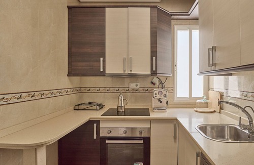 Puente Genil Apartment | Apartment '5 Caballeros' with Balcony, Wi-Fi and Air Conditioning