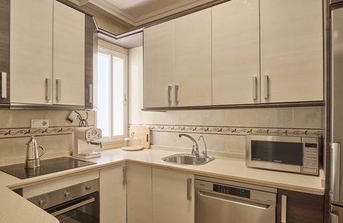 Puente Genil Apartment | Apartment '5 Caballeros' with Balcony, Wi-Fi and Air Conditioning