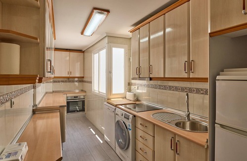 Puente Genil Apartment | Apartment 'Apartamento 5 Caballeros' with Balcony, Wi-Fi and Air Conditioning