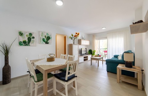 Grao de Gandia Apartment | Apartment 'Calma Mar' with Shared Pool, Wi-Fi and Air Conditioning