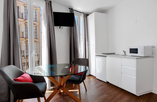 Jerez de la Frontera Old Town Apartment | Apartment 'Casa Milano 1' with Balcony, Wi-Fi and Air Conditioning