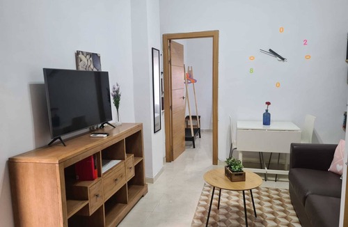 Fontanal-Maria Auxiliadora-Carretera de Carmona Apartment | Apartment in the Fontanal, House - Courtyard of neighbors