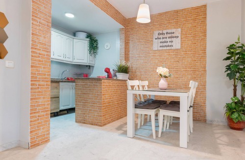 Sevilla Este Apartment | Apartment 'Los Milanos' with Shared Garden, Wi-Fi and Air Conditioning