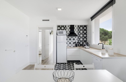 Brena y Marismas de Barbate Natural Park Apartment | Apartment 'Suite 6 In Natural Park' with Shared Pool, Wi-Fi and Air Conditioning