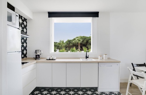 Brena y Marismas de Barbate Natural Park Apartment | Apartment 'Suite 6 In Natural Park' with Shared Pool, Wi-Fi and Air Conditioning