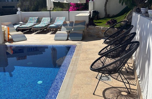 Torreblanca Villa | Apartment "Villa Mar del Plata" with Shared Pool, Wi-Fi, Garden & Terrace