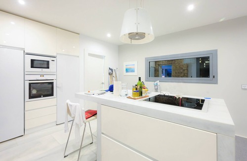 Atlanterra Villa | Atlanterra Beach House -comfort & exclusivity - 4min walk to beautiful beach