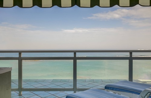 Las Palmas de Gran Canaria Apartment | Beachfront penthouse 'be the sky' with a 30 Square meter terrace