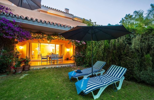 El Paraiso House | Beachfront Luxury Townhouse Direct Sea Access & Pool near Marbella