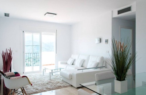 Istan Apartment | Beautiful 3 Bed Duplex - 2 Private Hot Tubs - Sleeps upto 8 persons