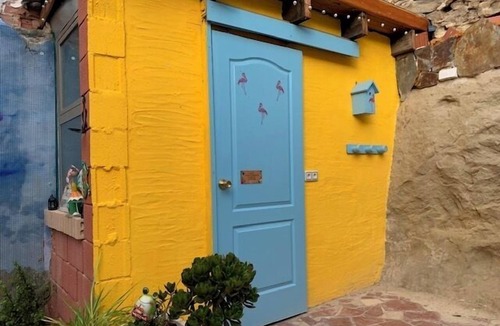 Sax House | Beautiful 3-Bed Town House with garden in Sax