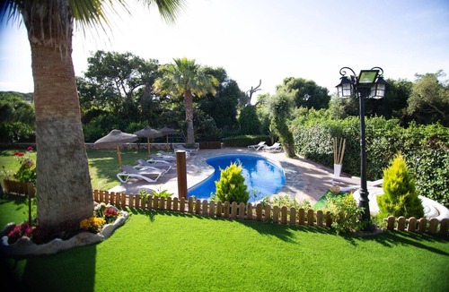 Brena y Marismas de Barbate Natural Park House | Beautiful Villa with Large Garden, Pool, Air Conditioning, Wi-Fi & Parking Available