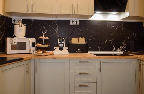 Dos Hermanas Apartment | Boutique House with Terrace, Perfect for Families & Groups, Sleeps 11, Dos Hermanas