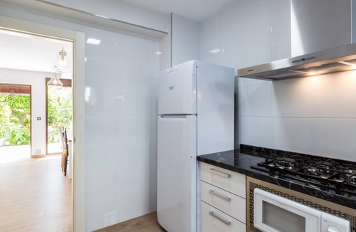 Chite Villa | Bright house with terrace and orange garden