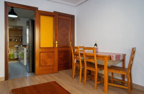 Leon XIII-Los Naranjos Apartment | Brigth Apartment 'Macarena' with Balcony, Wi-Fi and Air Conditioning