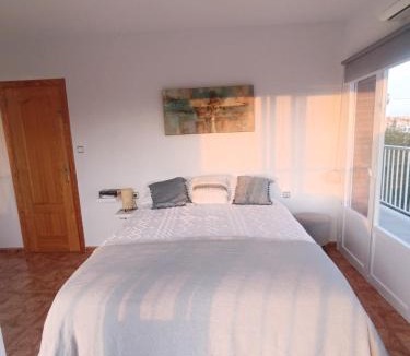 Muchamiel Apartment | California Suite - All-day Sunny 2-Bedroom Apartment