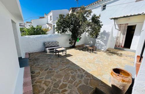 Canete la Real House | Casa Béjar, Tranquila casa con chimenea, patios, junto a la piscina