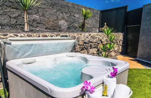 Playa Blanca Villa | Casa Bonita - Pool & Hot Tub by Villas Now