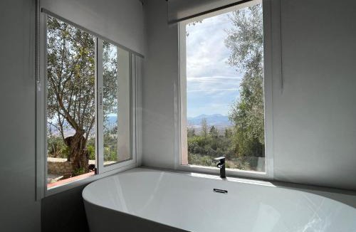 Canete la Real Villa | Casa de campo Fuencaliente, entorno natural, chimenea, piscina