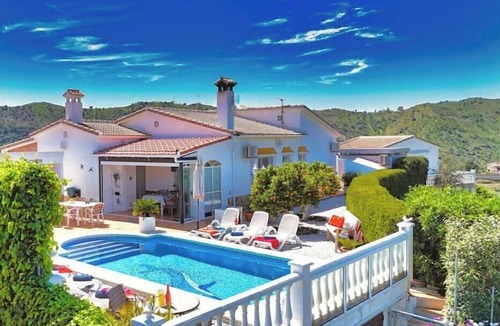 Vinuela House | Casa Hollandia – Vacation Home in Andalusia with a Pool