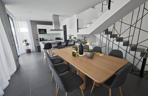 Estepona Villa | Casa M² Estepona and Marbella getaway-Sleeps 10
