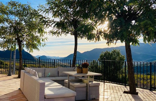 La Bermeja Cottage | Casa Romeriko with incredible mountain views. Private pool, barbecue and fireplace.