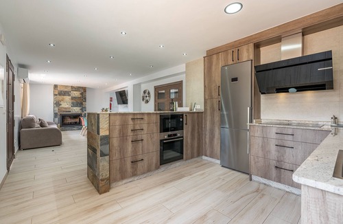 Montefrio Villa | Casa Rural con Piscina y Jacuzzi con Capacidad Máxima Para 16 Personas