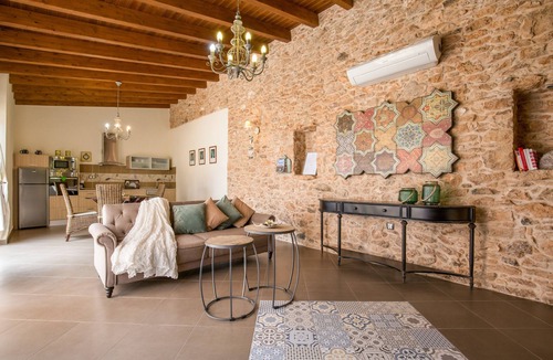 Tuineje House | ‘Casa Rural La Morisca’ with Mountain Views, Pool, Wi-Fi, Garden & Air Conditioning