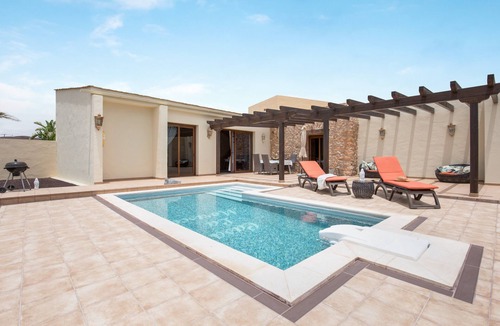 Tuineje House | ‘Casa Rural La Morisca’ with Mountain Views, Pool, Wi-Fi, Garden & Air Conditioning
