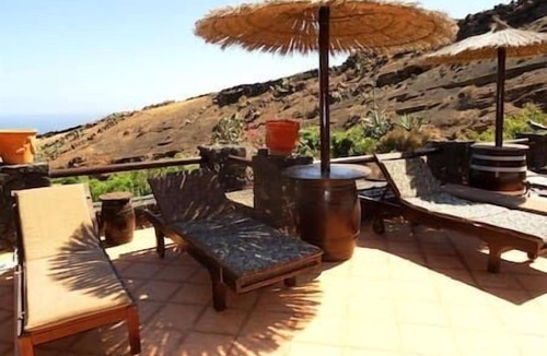 Macher Villa | Castillo Bailey - Sleep in a volcanic cave - Pet friendly