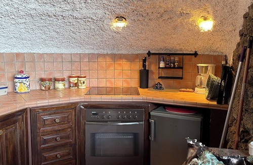 Macher Villa | Castillo Sophie - Sleep in a volcanic cave - Pet friendly