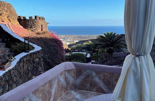 Macher Villa | Castillo Sophie - Sleep in a volcanic cave - Pet friendly